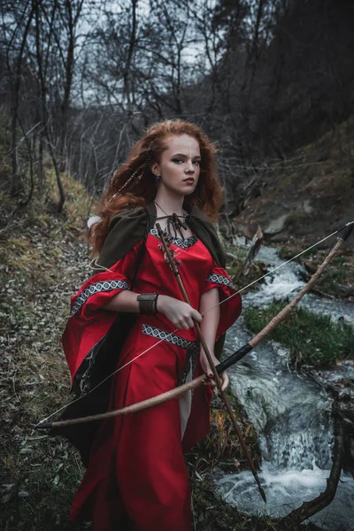 Mulher Cabelos Vermelhos Vestido Vermelho Traje Celta Histórico Floresta Outono — Fotografia de Stock