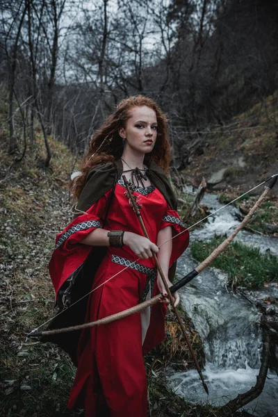 Mulher Cabelos Vermelhos Vestido Vermelho Traje Celta Histórico Floresta Outono — Fotografia de Stock