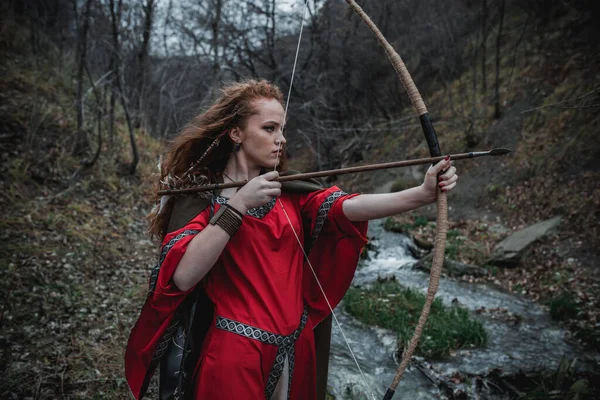 Mulher Cabelos Vermelhos Vestido Vermelho Traje Celta Histórico Floresta Outono — Fotografia de Stock