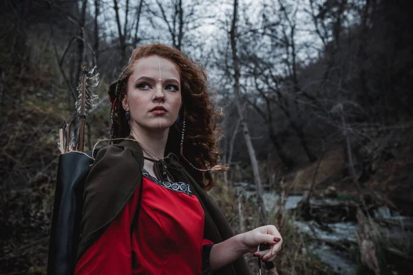 Mulher Cabelos Vermelhos Vestido Vermelho Traje Celta Histórico Floresta Outono — Fotografia de Stock