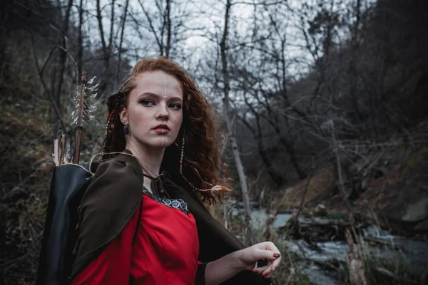 Femme Aux Cheveux Roux Robe Rouge Costume Celtique Historique Dans — Photo
