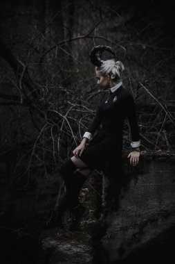 Ormanda öğrenci şeklinde bir cadı.