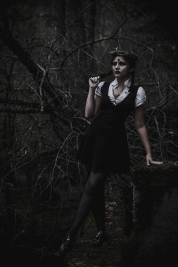 Ormanda öğrenci şeklinde bir cadı.