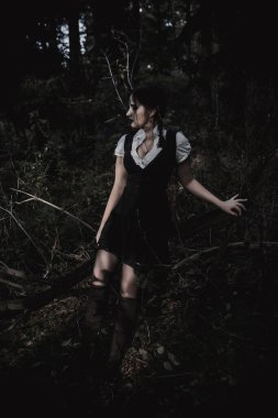 Ormanda öğrenci şeklinde bir cadı.