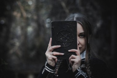 Ormanda öğrenci şeklinde bir cadı.