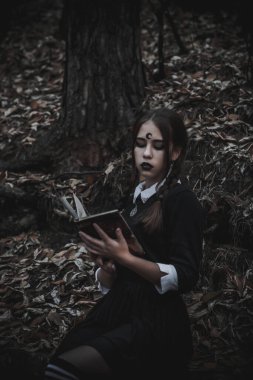 Ormanda öğrenci şeklinde bir cadı.