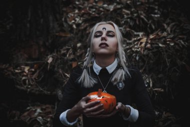 Ormanda öğrenci şeklinde bir cadı.