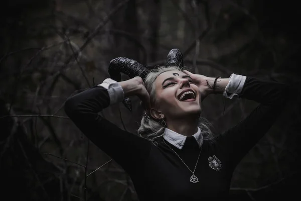 森の中の学生の姿の魔女 — ストック写真