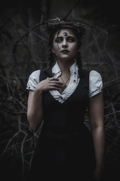 森林里的一个学生形式的女巫 — 图库照片