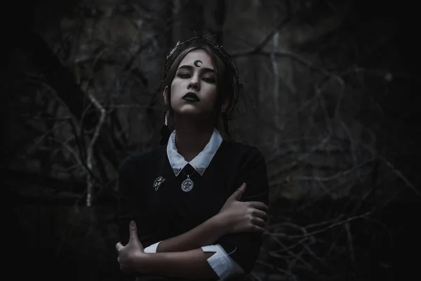 Sorcière Sous Forme Étudiant Dans Forêt — Photo