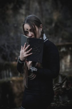 Ormanda öğrenci şeklinde bir cadı.