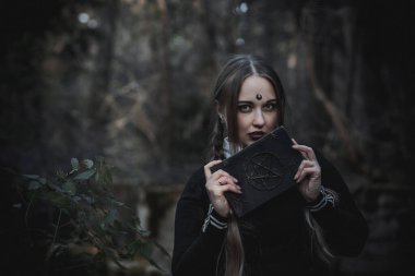 Ormanda öğrenci şeklinde bir cadı.