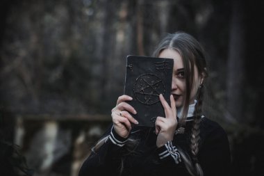 Ormanda öğrenci şeklinde bir cadı.