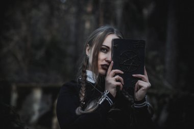 Ormanda öğrenci şeklinde bir cadı.