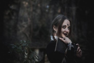 Ormanda öğrenci şeklinde bir cadı.