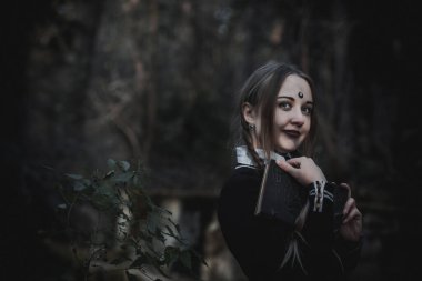 Ormanda öğrenci şeklinde bir cadı.