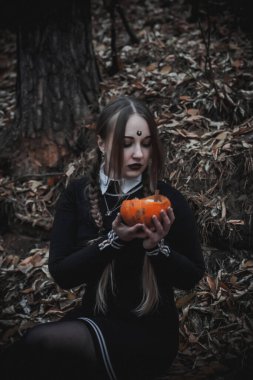 Ormanda öğrenci şeklinde bir cadı.