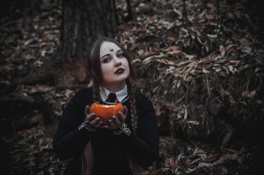 Ormanda öğrenci şeklinde bir cadı.