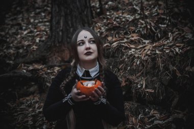 Ormanda öğrenci şeklinde bir cadı.