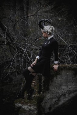 Ormanda öğrenci şeklinde bir cadı.