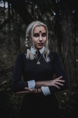 Ormanda öğrenci şeklinde bir cadı.