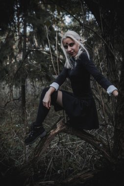 Ormanda öğrenci şeklinde bir cadı.