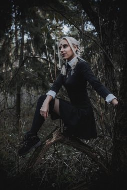 Ormanda öğrenci şeklinde bir cadı.