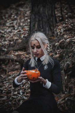 Ormanda öğrenci şeklinde bir cadı.