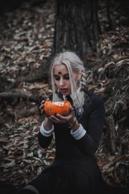 Ormanda öğrenci şeklinde bir cadı.