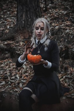 Ormanda öğrenci şeklinde bir cadı.