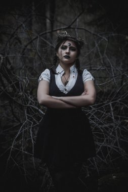 Ormanda öğrenci şeklinde bir cadı.