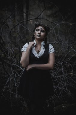 Ormanda öğrenci şeklinde bir cadı.