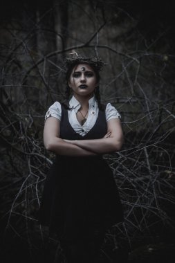 Ormanda öğrenci şeklinde bir cadı.