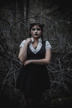 Ormanda öğrenci şeklinde bir cadı.