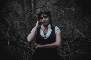 Ormanda öğrenci şeklinde bir cadı.