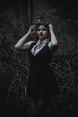 Ormanda öğrenci şeklinde bir cadı.