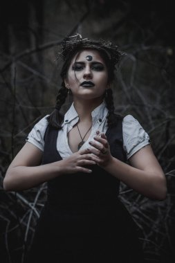 Ormanda öğrenci şeklinde bir cadı.