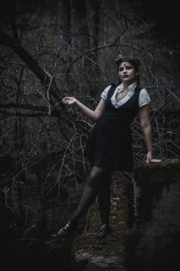 Ormanda öğrenci şeklinde bir cadı.