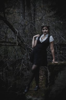 Ormanda öğrenci şeklinde bir cadı.