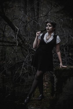 Ormanda öğrenci şeklinde bir cadı.