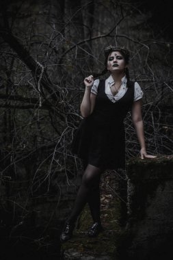 Ormanda öğrenci şeklinde bir cadı.