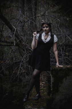 Ormanda öğrenci şeklinde bir cadı.