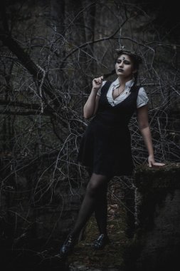 Ormanda öğrenci şeklinde bir cadı.