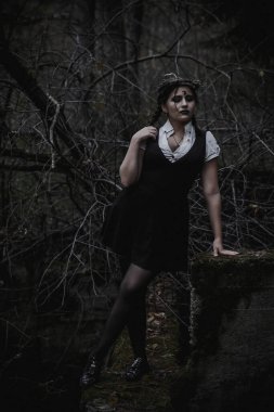 Ormanda öğrenci şeklinde bir cadı.