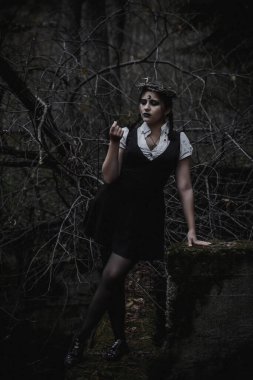 Ormanda öğrenci şeklinde bir cadı.