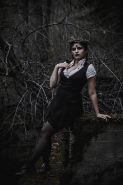 Ormanda öğrenci şeklinde bir cadı.