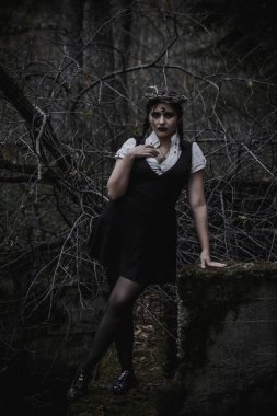 Ormanda öğrenci şeklinde bir cadı.