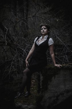 Ormanda öğrenci şeklinde bir cadı.