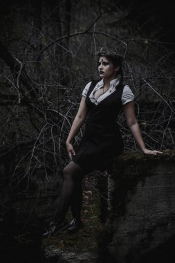 Ormanda öğrenci şeklinde bir cadı.