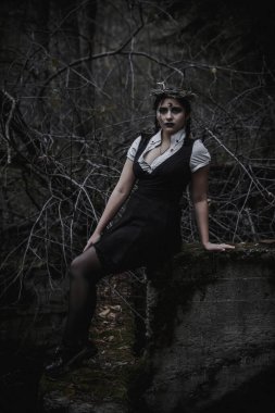 Ormanda öğrenci şeklinde bir cadı.